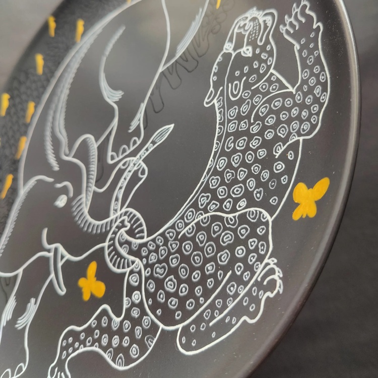 Decorative ceramic plate "Elephant and Cheetah" from the series "The Chase".