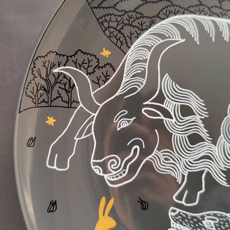 Decorative ceramic plate "Yak and Wolf" from the series "The Chase"