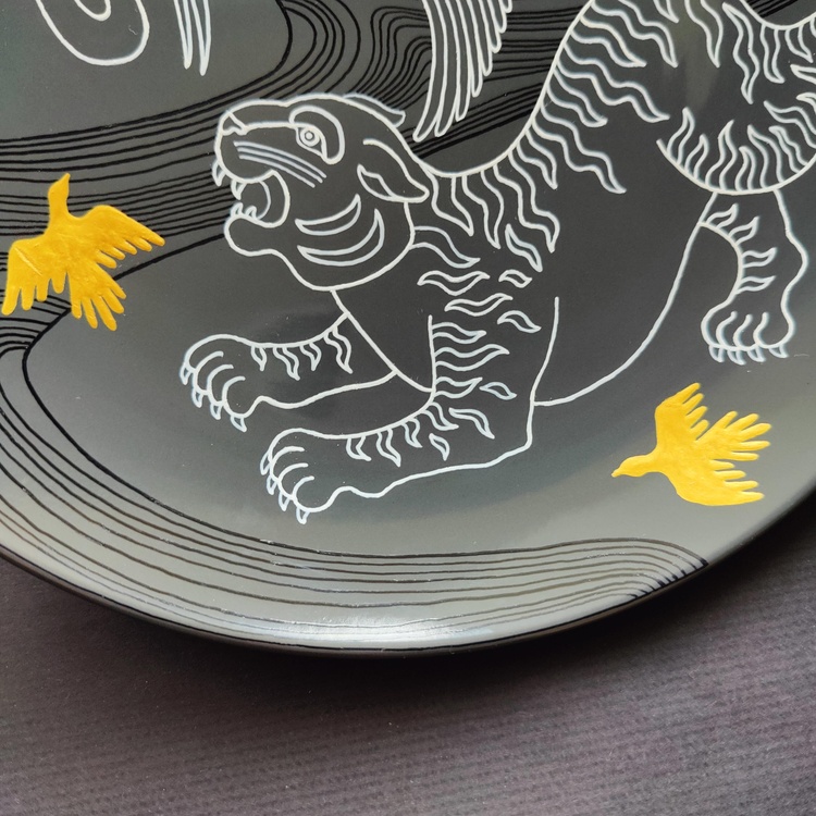 Decorative ceramic plate "Heron and Tiger" from the series "The Chase".